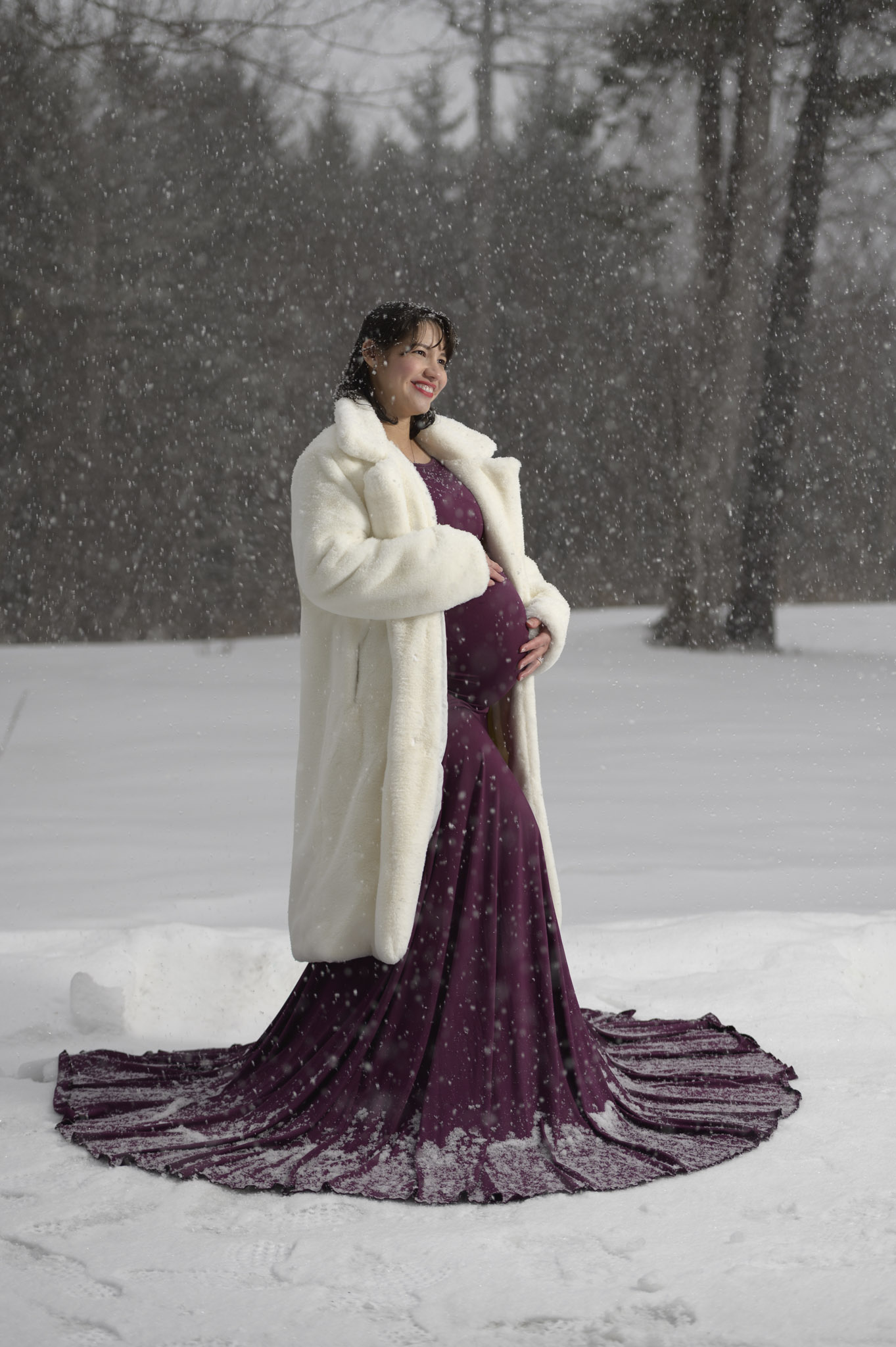 Snowy maternity photo shoot