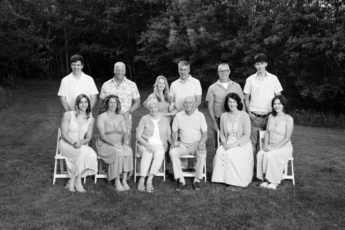 extended family photoshoot in 3 generations portrait